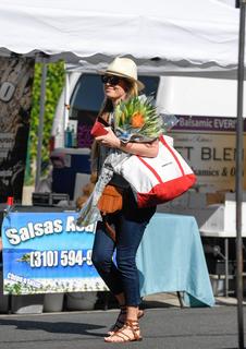Cat Deeley feet photo thumbnail