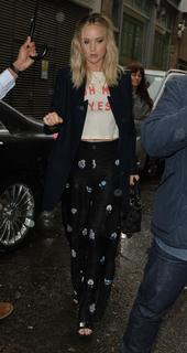Jennifer Lawrence feet photo thumbnail