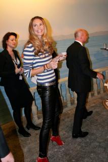 Elle Macpherson feet photo thumbnail