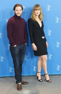 Rosamund Pike feet photo thumbnail