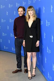 Rosamund Pike feet photo thumbnail