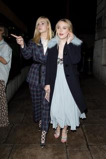 Dakota Fanning feet photo thumbnail
