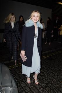Dakota Fanning feet photo thumbnail