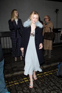 Dakota Fanning feet photo thumbnail