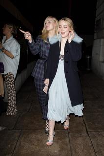 Dakota Fanning feet photo thumbnail