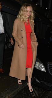Jennifer Lawrence feet photo thumbnail