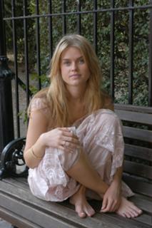 Alice Eve feet photo thumbnail