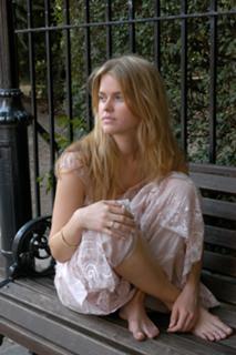 Alice Eve feet photo thumbnail