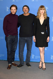 Rosamund Pike feet photo thumbnail