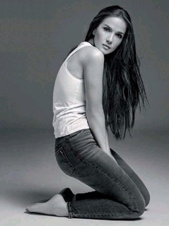 Natalia Oreiro feet photo thumbnail