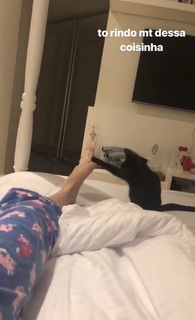 Kéfera Buchmann feet photo thumbnail