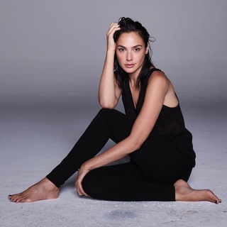 Gal Gadot feet photo thumbnail