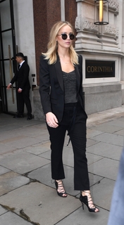 Jennifer Lawrence feet photo thumbnail