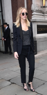 Jennifer Lawrence feet photo thumbnail