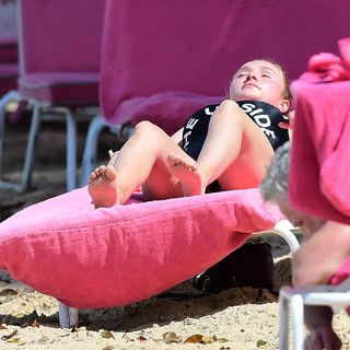 Hayden Panettiere feet photo thumbnail