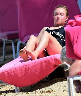Hayden Panettiere feet photo thumbnail