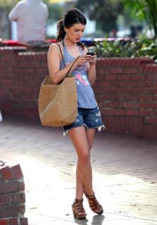 Shenae Grimes-Beech feet photo thumbnail