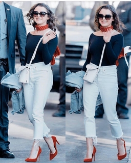 Maisie Williams feet photo thumbnail