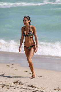 Bethenny Frankel feet photo thumbnail