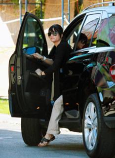 Selma Blair feet photo thumbnail