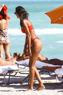 Lais Ribeiro feet photo thumbnail