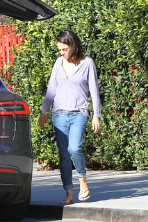 Mila Kunis feet photo thumbnail