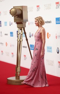 Naomi Watts feet photo thumbnail