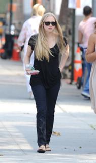 Amanda Seyfried feet photo thumbnail