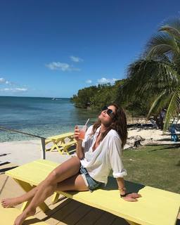 Cindy Crawford feet photo thumbnail