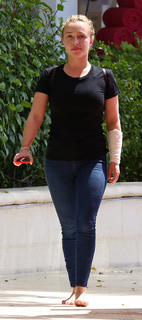 Hayden Panettiere feet photo thumbnail