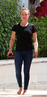 Hayden Panettiere feet photo thumbnail