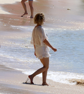 Hayden Panettiere feet photo thumbnail