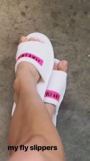 Martha Hunt feet photo thumbnail