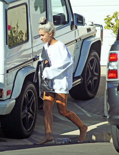 Ariana Grande feet photo thumbnail