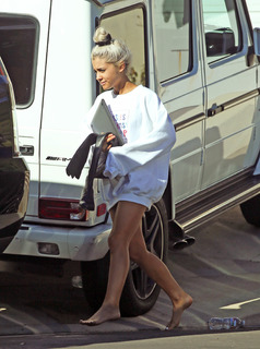 Ariana Grande feet photo thumbnail