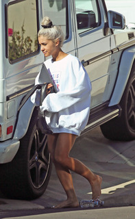 Ariana Grande feet photo thumbnail