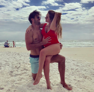 Jessie James Decker feet photo thumbnail