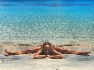 Kino MacGregor feet photo thumbnail