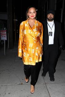 Chrissy Teigen feet photo thumbnail
