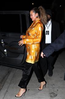 Chrissy Teigen feet photo thumbnail