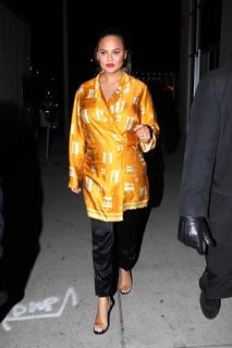 Chrissy Teigen feet photo thumbnail