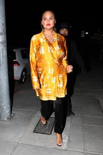 Chrissy Teigen feet photo thumbnail