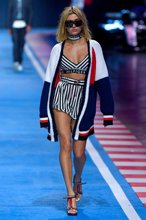 Hailey Bieber feet photo thumbnail