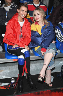Sabrina Carpenter feet photo thumbnail