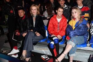 Sabrina Carpenter feet photo thumbnail