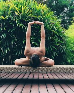 Isis Valverde feet photo thumbnail