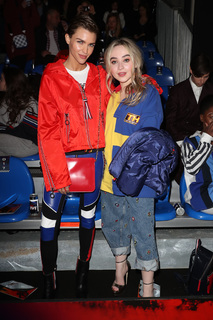Sabrina Carpenter feet photo thumbnail