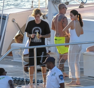 Selena Gomez feet photo thumbnail