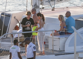 Selena Gomez feet photo thumbnail