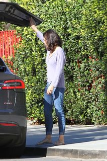 Mila Kunis feet photo thumbnail